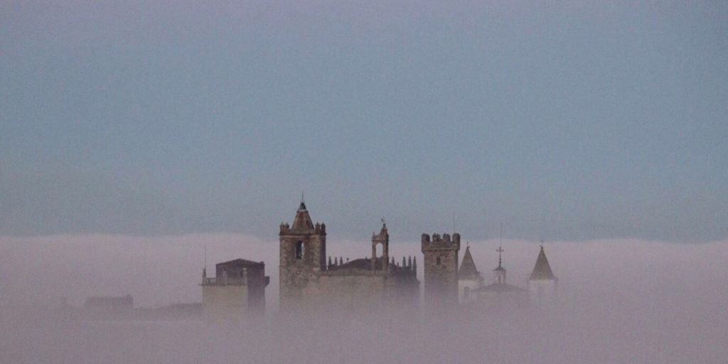 cáceres en niebla